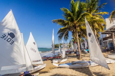 CABARETE, DOMINICAN Cumhuriyet - 13 Aralık 2018: Cabarete, Dominik Cumhuriyeti 'nde bir plajda yelkenliler