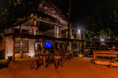 LAS TERRENAS, DOMINICAN Cumhuriyet - 3 Aralık 2018: Las Terrenas, Dominik Cumhuriyeti 'ndeki Afreeka Beach Hostel' in akşam manzarası
