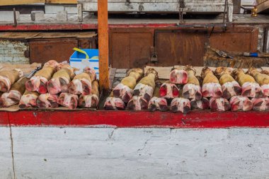 Kırgızistan, Osh 'taki pazarda inek bacakları duruyor.