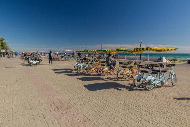 AKTAU, KAZAKHSTAN - 2 Haziran 2018: Aktau, Kazakistan 'da Hazar Denizi kıyısında gezinti