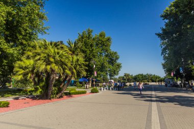 BAKU, AZERBAIJAN - 6 Haziran 2018: Bakü, Azerbaycan deniz kenarı bulvarı