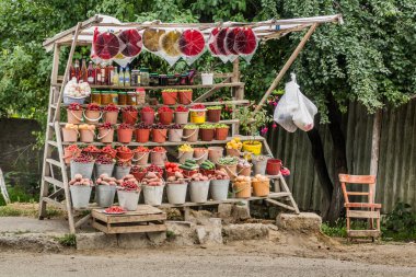 Quba, Azerbaycan yakınlarında meyve tezgahı