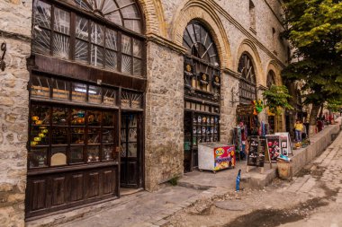 SHEKI, AZERBAIJAN - 10 Haziran 2018: Sheki, Azerbaycan 'daki hediyelik eşya dükkanları
