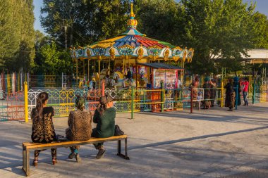 KUJAND, TAJIKISTAN - 7 Mayıs 2018: Khujand, Tacikistan Atlıkarınca