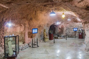 OSH, KYRGYZSTAN - 28 Mayıs 2018: Osh, Kırgızistan 'daki Sulaiman-Too Hill' deki mağara müzesi