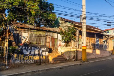 JARABACOA, DOMINICAN Cumhuriyet - 9 Aralık 2018: Jarabacoa, Dominik Cumhuriyeti 'ndeki yıkılan binalar
