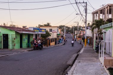 JARABACOA, DOMINICAN Cumhuriyet - 9 Aralık 2018: Jarabacoa, Dominik Cumhuriyeti 'ndeki sokak trafiği