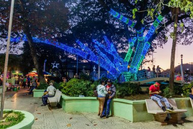 JARABACOA, DOMINICAN REPUBLIC - 9 Aralık 2018: Jarabacoa, Dominik Cumhuriyeti 'ndeki Parque Central (Central Park) akşam manzarası