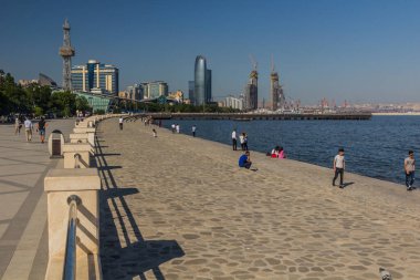 BAKU, AZERBAIJAN - 6 Haziran 2018: Bakü, Azerbaycan deniz kenarı bulvarı