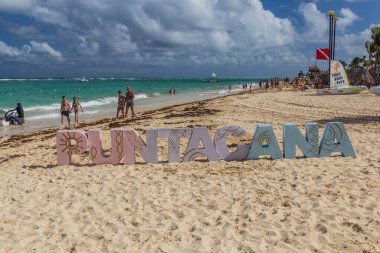 PUNTA CANA, DOMINICAN REPUBLIC - 8 Aralık 2018: Punta Cana tabelası Dominik Cumhuriyeti, Bavaro sahilinde
