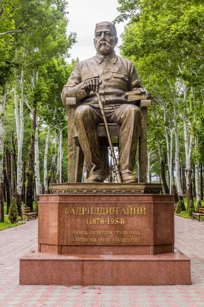 Dushanbe Tajikistan Травня 2018 Монумент Садріддін Айні Ботанічному Саду Душанбе — стокове фото