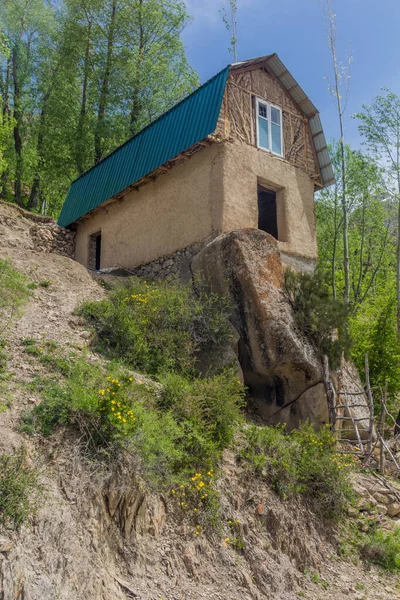 Casa Sobre Uma Rocha Marguzor Haft Kul Nas Montanhas Fann — Fotografia de Stock