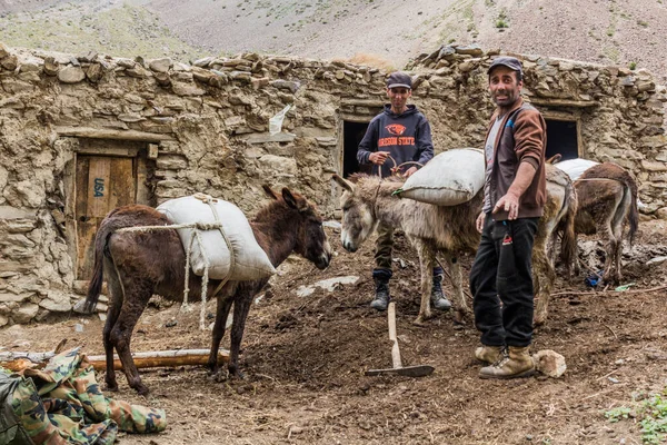 Jizev Tajikistão Maio 2018 População Local Com Burros Aldeia Jizev — Fotografia de Stock