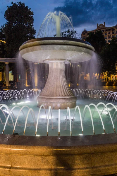 Večerní Pohled Kašnu Centru Baku Ázerbájdžán — Stock fotografie