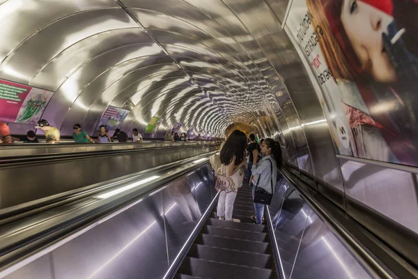 BAKU, AZERBAIJAN - 21 Haziran 2018: Bakü, Azerbaycan 'daki metro istasyonu yürüyen merdivenleri