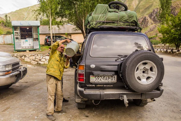 Gorno Badakhshan Tajikistan Mai 2018 Remplissage Essence Autoroute Pamir Tadjikistan — Photo