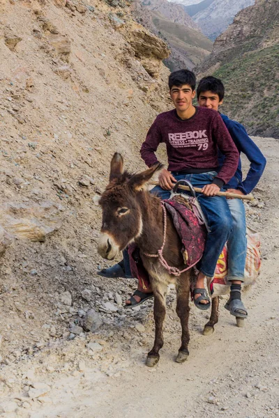 Haft Kul Tajikistan Mai 2018 Garçons Chevauchant Âne Marguzor Haft — Photo