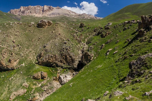 Azerbaycan 'ın Xinaliq (Khinalug) köyü yakınlarındaki Rocky arazisi