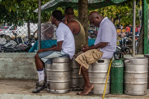 Samana Dominican Republic December 2018 Local Men Sitting Beer Kegs — Stock Photo, Image