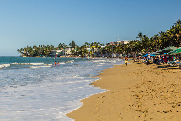 CABARETE, DOMINICAN REPUBLIC - 13 ДЕКАБРЯ 2018: Beach in Cabarete, Dominican Republic