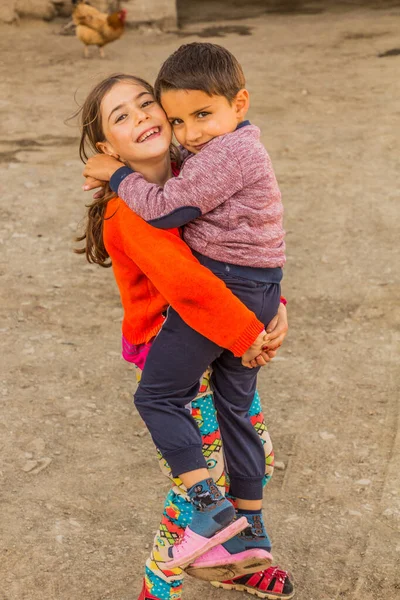 Xinaliq Azerbaijan Junio 2018 Niños Aldea Xinaliq Khinalug Azerbaiyán —  Fotos de Stock