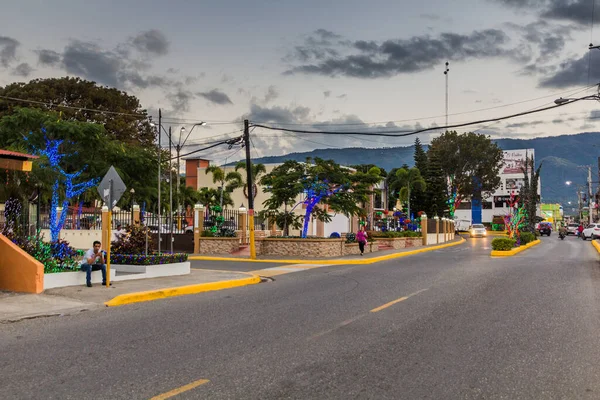 JARABACOA, DOMINICAN Cumhuriyet - 10 Aralık 2018: Jarabacoa, Dominik Cumhuriyeti 'nde Noel süslemeleri