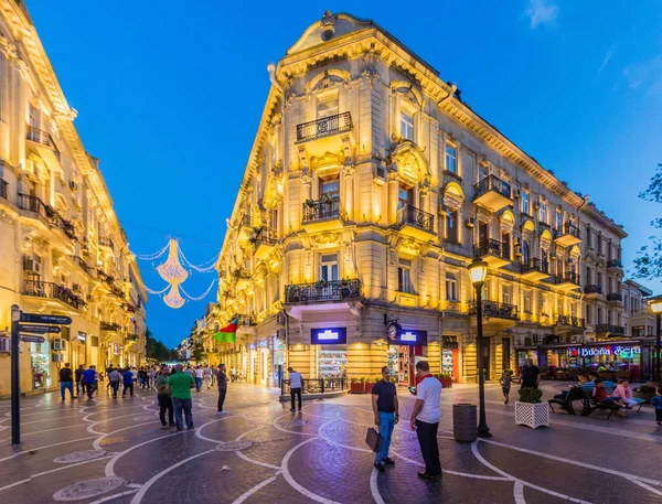 Baku Azerbaijan Junho 2018 Vista Noturna Uma Rua Pedonal Baku — Fotografia de Stock