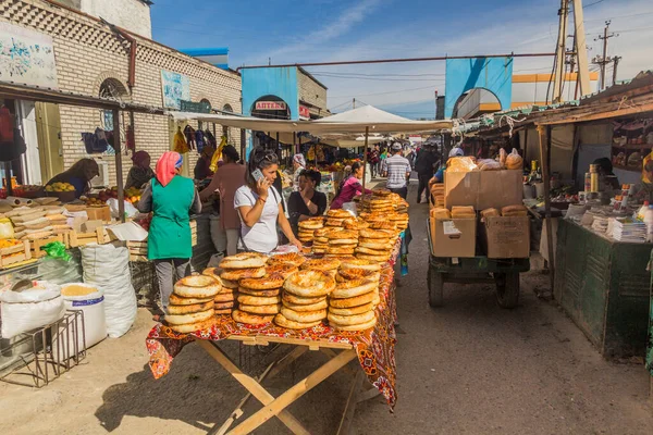 Turkistan Kazakhstan Maj 2018 Sprzedawcy Chleba Owoców Bazarze Turkistanie Kazachstan — Zdjęcie stockowe