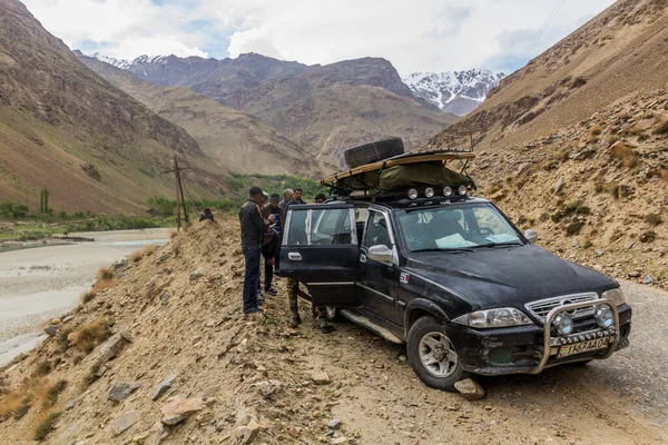 Vale Wakhan Tajikistão Maio 2018 Veículo Ser Reparado Vale Wakhan — Fotografia de Stock