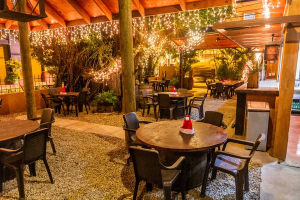 PUERTO Plata, DOMINICAN REPUBLIC - 12 Aralık 2018: Puerto Plata, Dominik Cumhuriyeti 'ndeki bir restoranın akşam manzarası