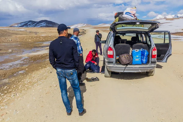 Pamir Highway Tajikistan Maggio 2018 Riparazione Del Veicolo Sull Autostrada — Foto Stock