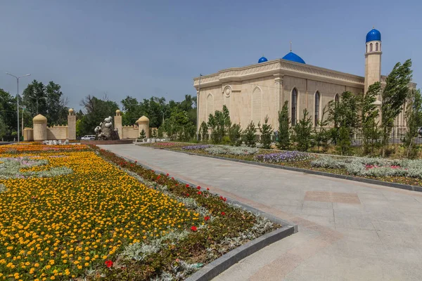 Taraz, Kazakistan 'da çiçek tarhları ve Cami Keneskhan Hacı ile park