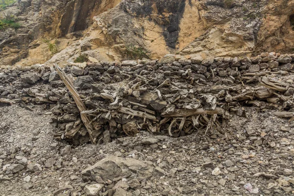 塔吉克斯坦Fann山区Marguzor Haft Kul 一条小路的石墙 — 图库照片