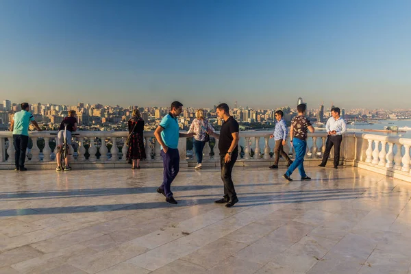 Baku Azerbaijan Czerwiec 2018 Ludzie Baku Panoramiczny Widok Azerbejdżan — Zdjęcie stockowe