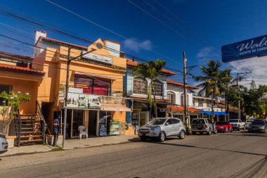 CABARETE, DOMINICAN REPUBLIK - 14 ARALIK 2018: Cabarete, Dominik Cumhuriyeti 'nin ana yolu