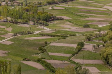 Wakhan Vadisi, Tacikistan 'daki Langar köyü yakınlarındaki tarlaların havadan görüntüsü