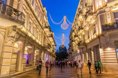 BAKU, AZERBAIJAN - 19 Haziran 2018: Bakü, Azerbaycan 'da bir yaya caddesinin gece görüşü