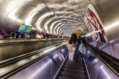 BAKU, AZERBAIJAN - 21 Haziran 2018: Bakü, Azerbaycan 'daki metro istasyonu yürüyen merdivenleri