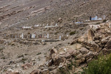 Tacikistan 'ın Wakhan vadisinde Langar köyündeki bir mezarlık.