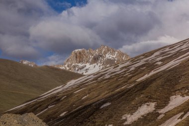 Güney Kırgızistan 'ın dağları Sary-Tash köyü yakınlarında.