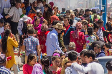 PENJIKENT, TAJIKISTAN - 9 MAYIS 2018: Penjikent, Tacikistan 'da bir pazar yerindeki insanlar