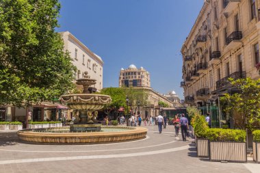 BAKU, AZERBAIJAN - 6 Haziran 2018: Bakü, Azerbaycan 'daki Nizami Caddesi Çeşmesi