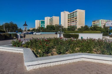 AKTAU, KAZAKHSTAN - 2 Haziran 2018: Aktau, Kazakistan 'da MiG-21 uçağıyla Park Pobedy (Zafer Parkı)