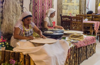 BAKU, AZERBAIJAN - 20 Haziran 2018: Bakü, Azerbaycan 'ın merkezinde geleneksel yemek dörtlüsünün hazırlanması
