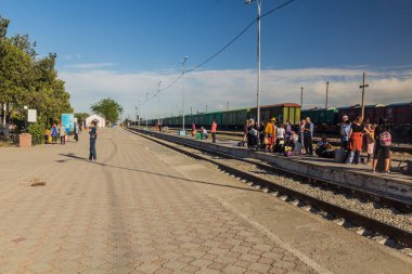TÜRKİSTAN, KAZAKHSTAN - 31 Mayıs 2018: Türkistan, Kazakistan 'daki Tren İstasyonu Platformu