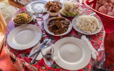 Köstence, Dominik Cumhuriyeti 'ndeki bir lokantada et, pirinç ve salata.