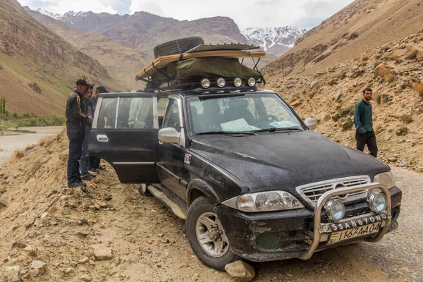 Vale Wakhan Tajikistão Maio 2018 Veículo Ser Reparado Vale Wakhan — Fotografia de Stock