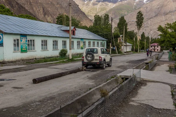 Rushan Tajikistán Mayo 2018 Coche Tira Tronco Una Carretera Ciudad —  Fotos de Stock