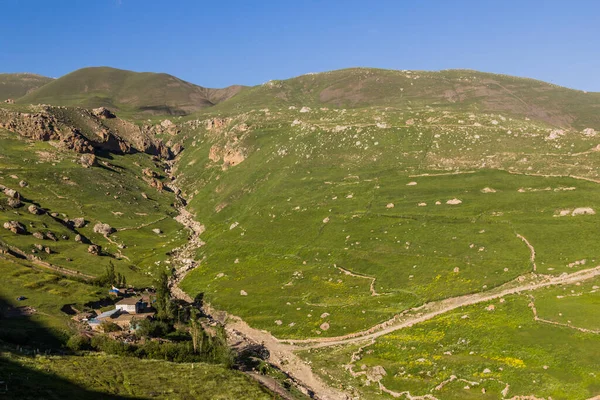 アゼルバイジャンのXinaliq村近くの牧草地 — ストック写真