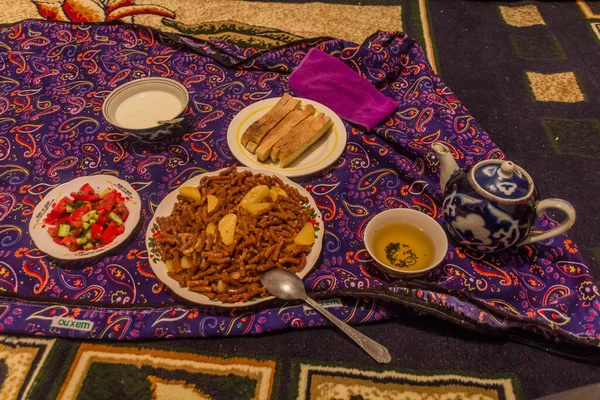Питание Таджикистане Паста Хлеб Салат Йогурт Чай — стоковое фото
